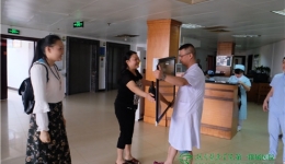 精心救治車禍少女，母女感激送敬匾——患者為我院顯微外科送敬匾表感激